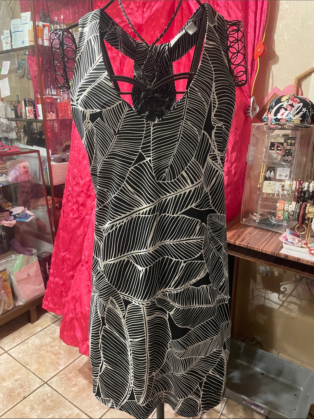 Sleeveless Black and White Midi Dress with Leaf Print